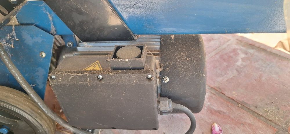 Masina spart lemne electrica