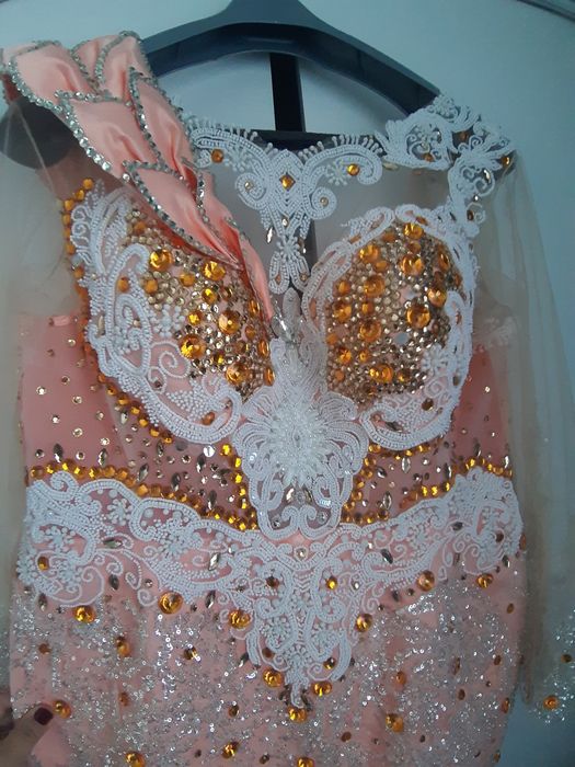 Vand rochie eleganta cu broderie si petricele 1000 ron!