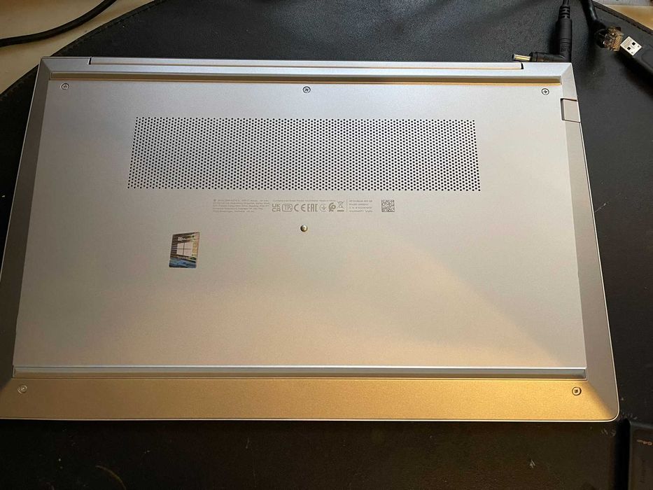 Laptop Office/Light Gaming HP ProBook 450 G8, Intel Core i7-1165G7, 8GB RAM, SSD 256GB, Windows 11 Pro, Docking station CADOU!
