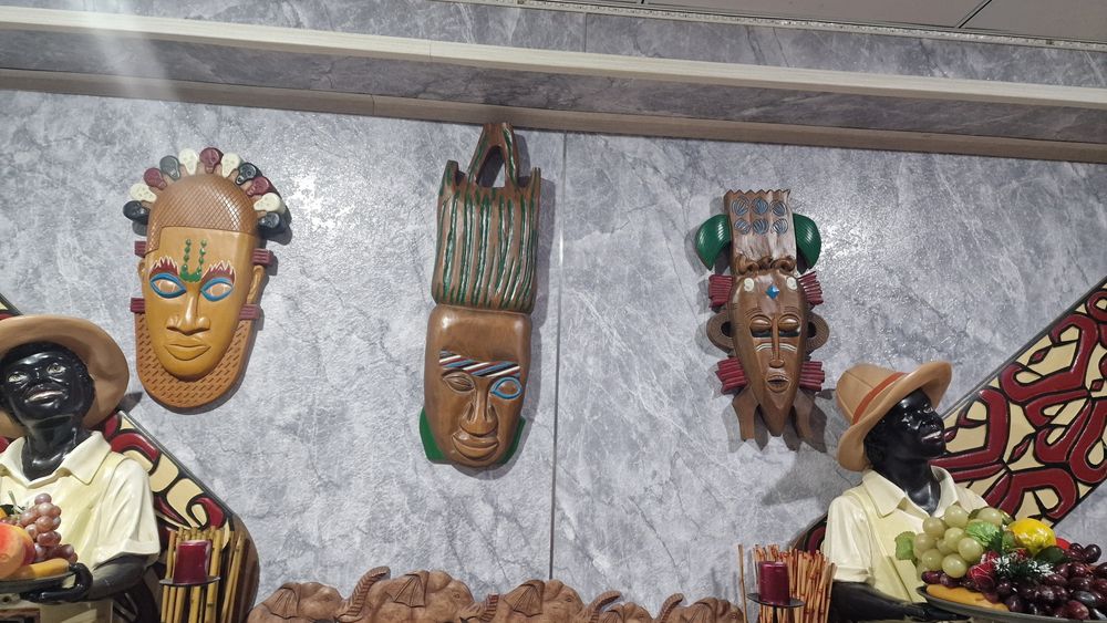 Продам интерьерные маски 3 шт