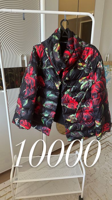 Женская одежда разная от шуб до платьев