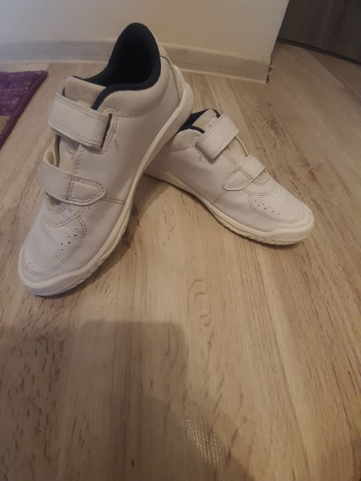 Vand adidași de copii de la Decathlon, mărimea 36.