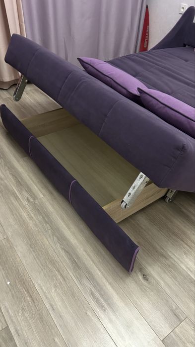 Фиолетовый диван раскладушка