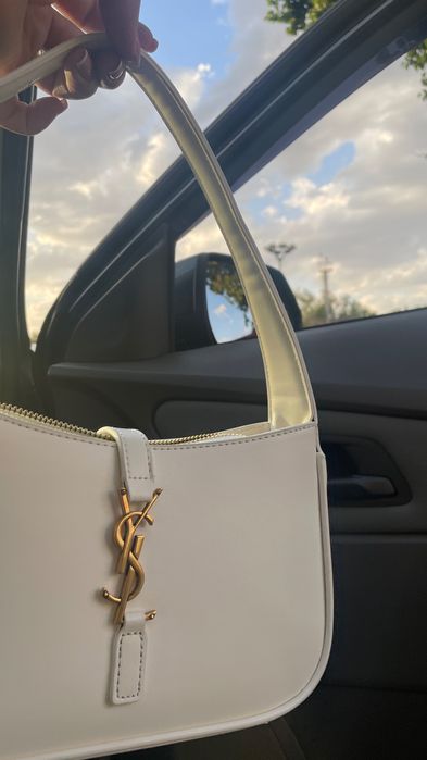 YSL modnaya belaya sumochka