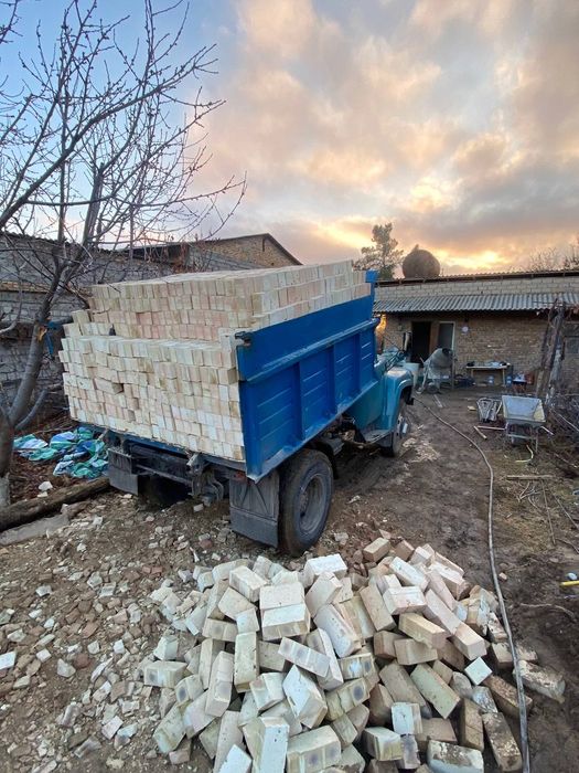 Teshik va butun gisht bor