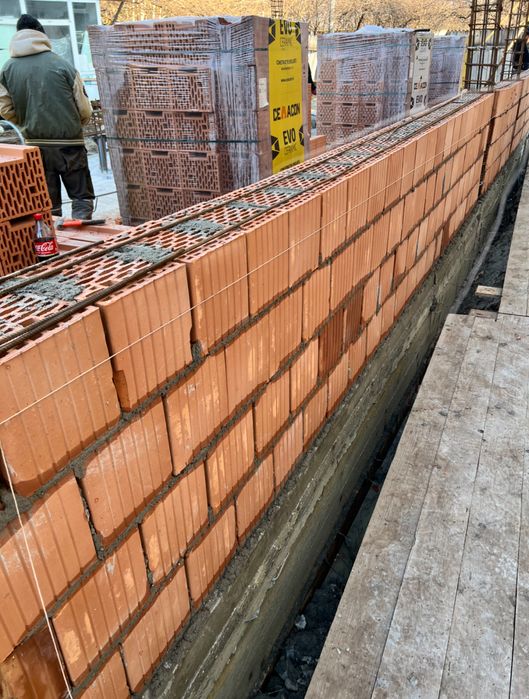 Echipa de meseriasi in constructii