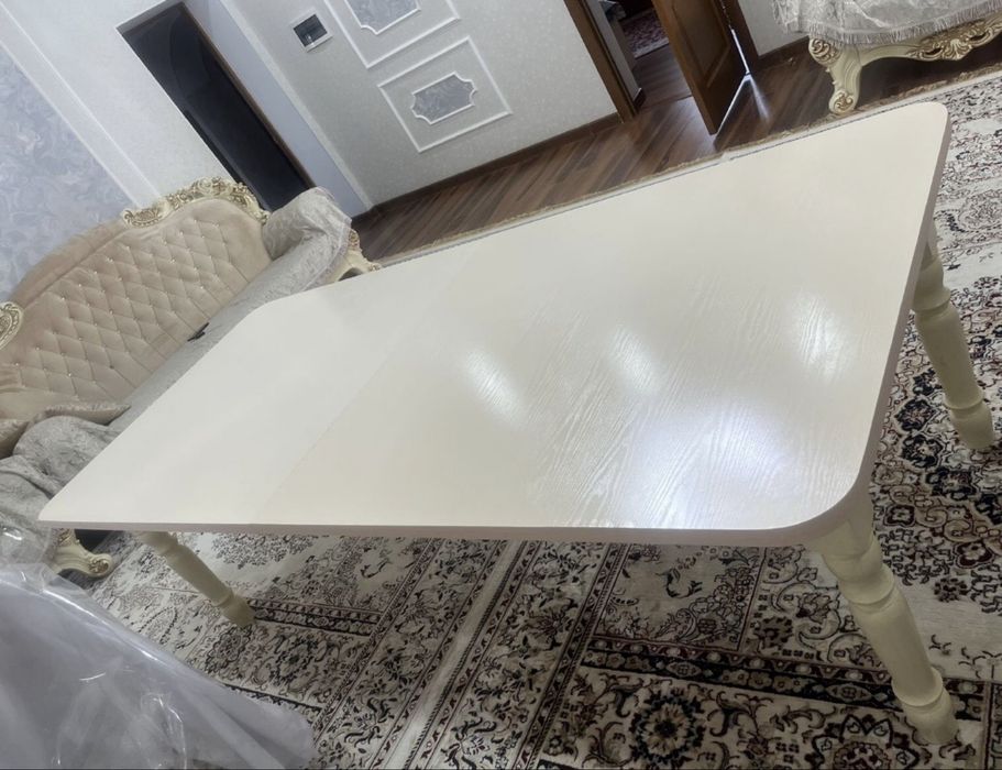 Срочно продам стол для гостиной