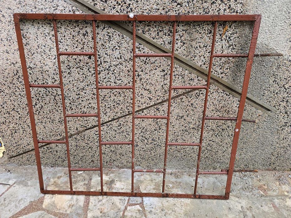 Решетки за прозорци за мазе и Парапети