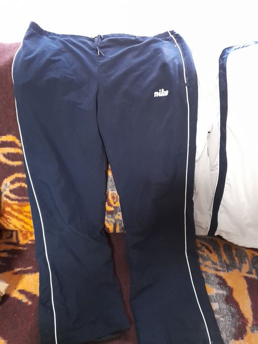 Vind trening Nike mărime L la preț afișat
