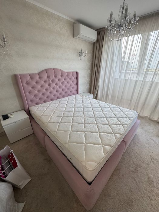 Спалня с тапицирана табла и матрак