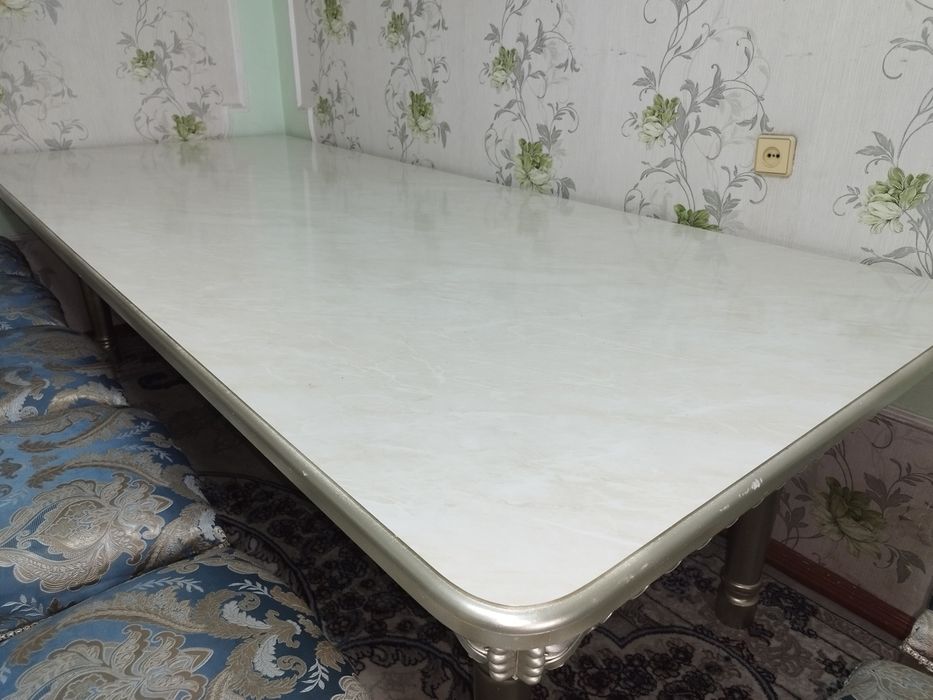 Продаётся стол со стульями в классическом стиле
