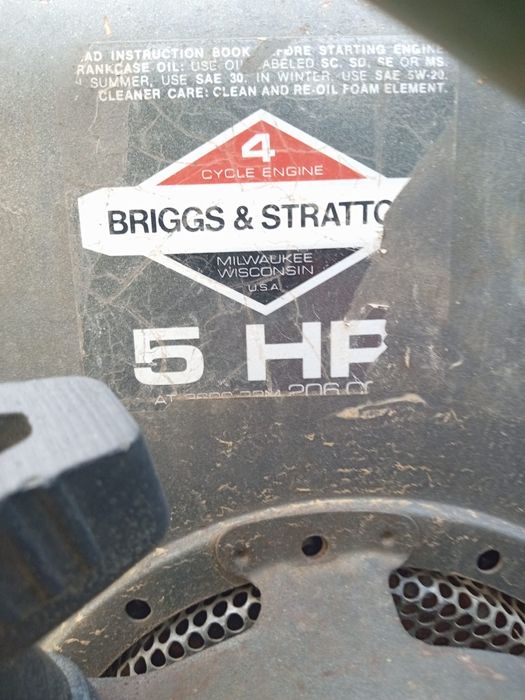 John Deere tuns iarba