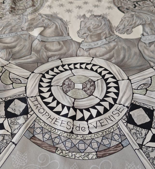 Vând eșarfă Hermès autentică serie de colecție