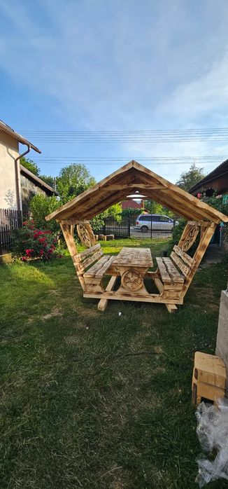 Mobilier rustic din lemn masiv