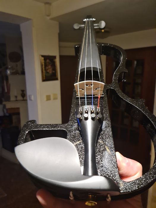 Продавам електрическа цигулка