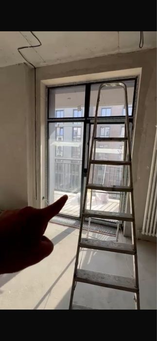 Витражное металлическое окно с дверью