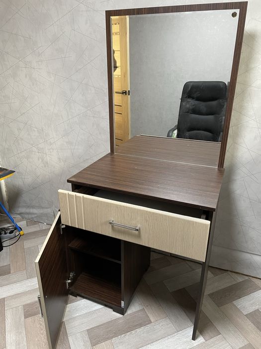 Косметический столик