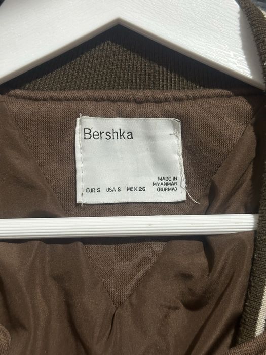 Бомбер Bershka, в коричневом цвете