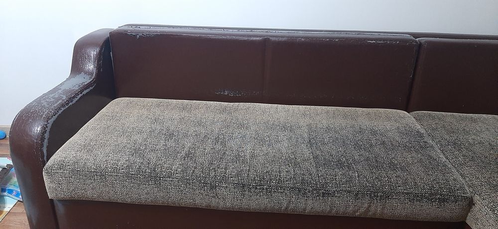 Угловой диван.Длина дивана 3.метра, ширина 2 метра.