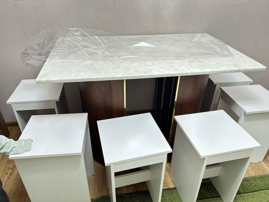 Стол и табуретки