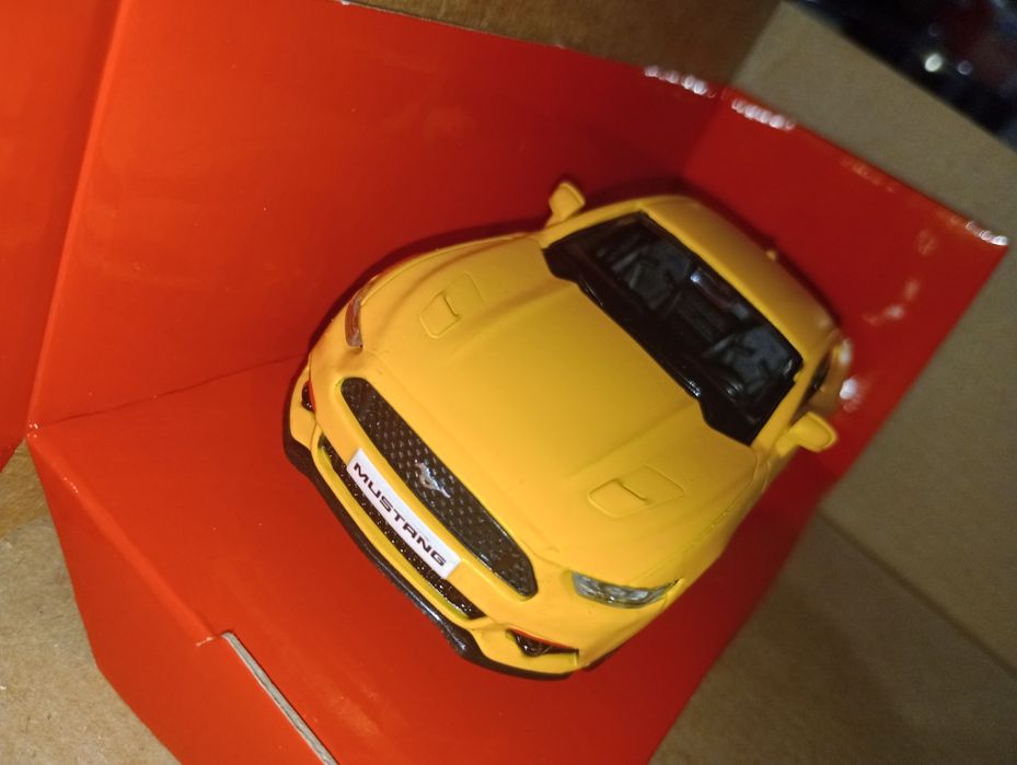 Модели машин 1/32. Yellow