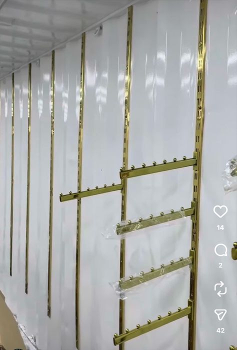 Вешалка для магазина одежды