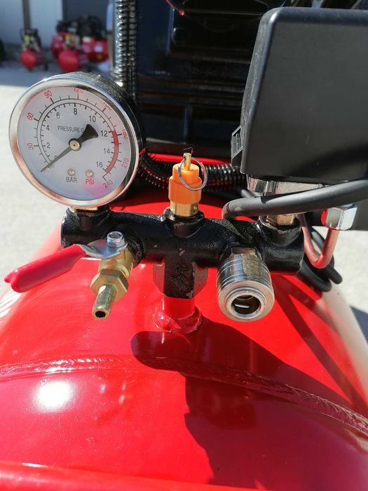 ITALY Компресор за въздух 100L двуцилонров 360 л/мин