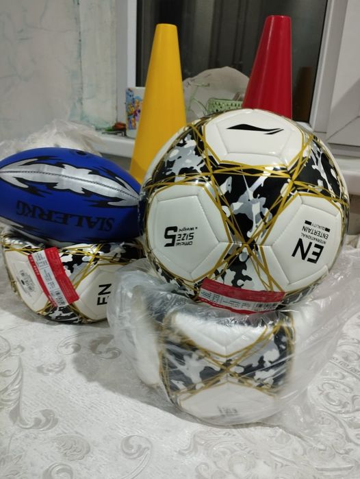 Футбольные  мячи  и конусы