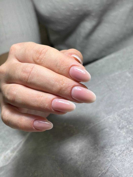 Требуется модель для маникюрных услуг