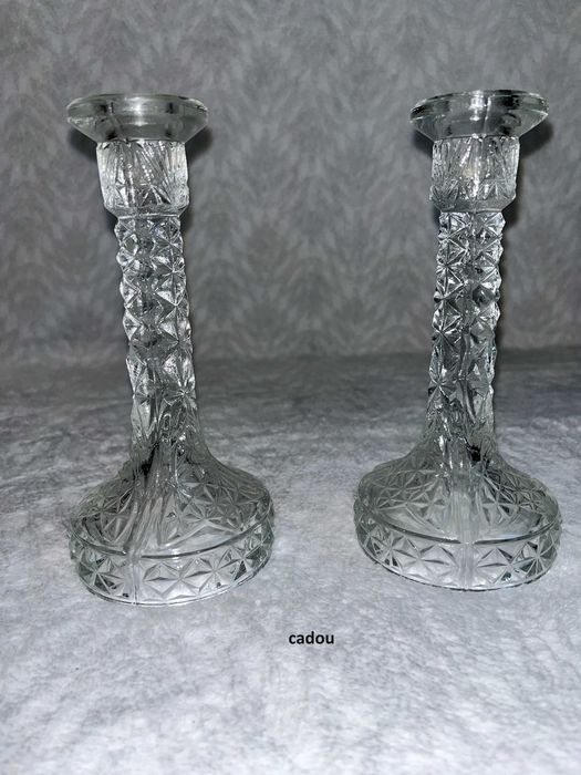 Set sticla cu pahare, pictate manual (in relief), pentru vin. Optional  inca 6 pahare (cost suplimentar)