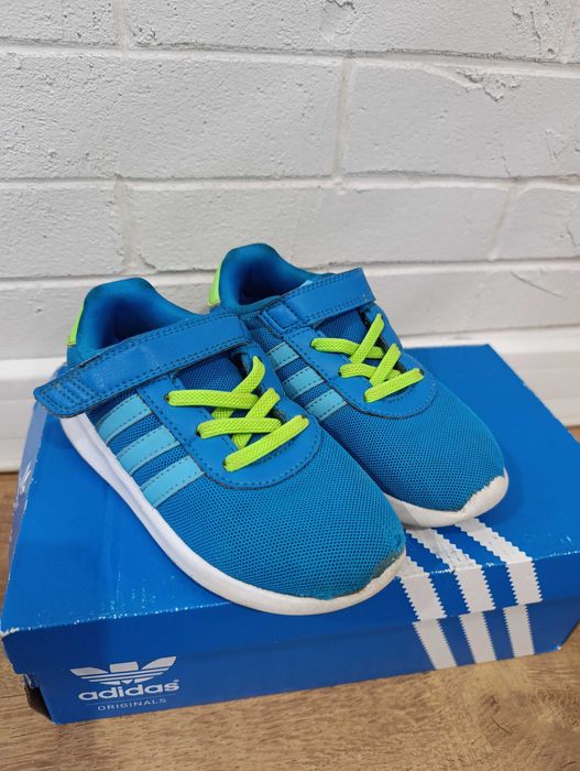 Маратонки Nike, Adidas
