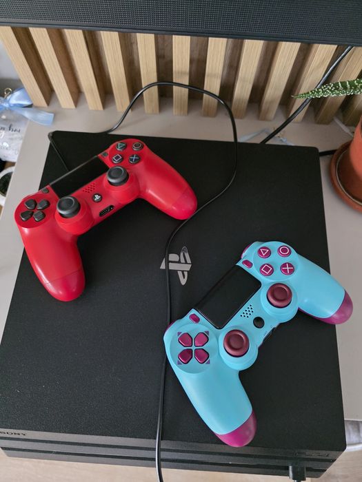 PS4 PRO 1TB 2xcontroler