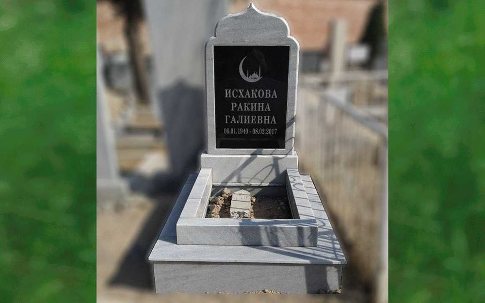 Памятники на кладбище