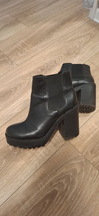Botine  Bershka negte