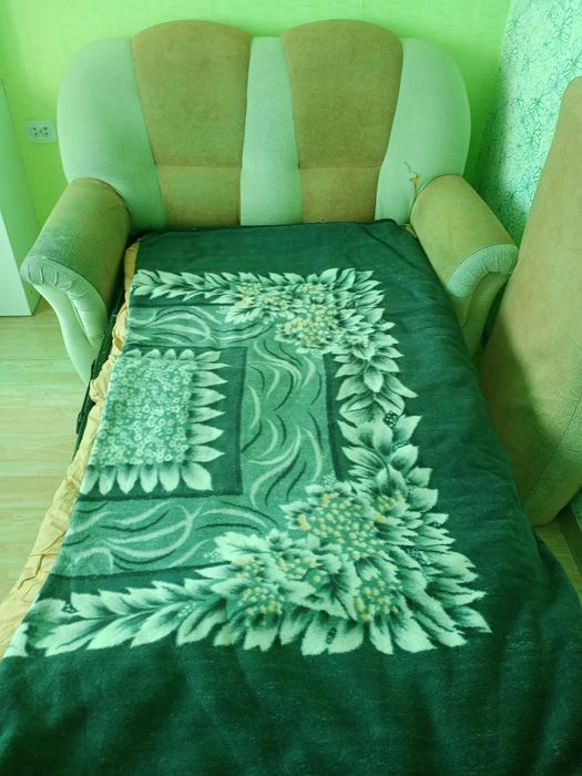 Продам б/у диван 145х85
