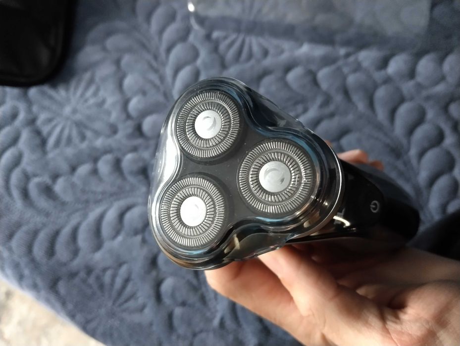 Aparat de ras electric rotativ