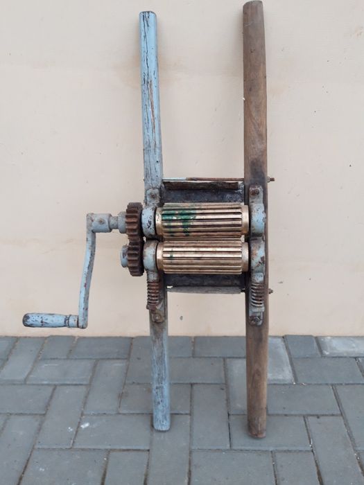 Vând zdrobitor si presā pentru struguri