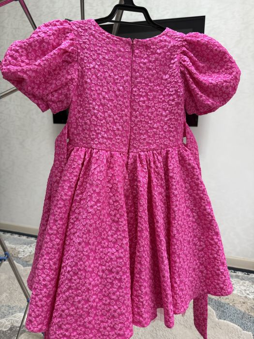 Продам платья на девочкв 5-6 лет