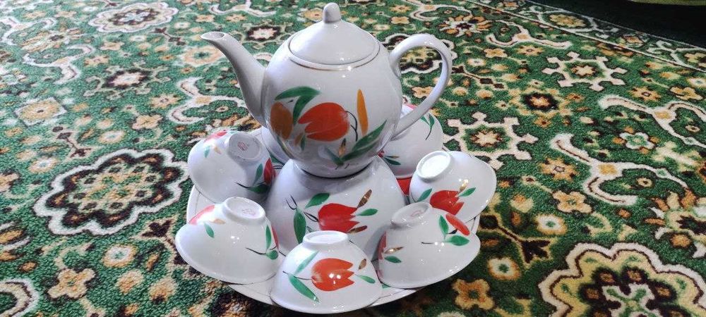 Чайный сервиз. Красивый комплект из чайника , пиал , лягана и косы .