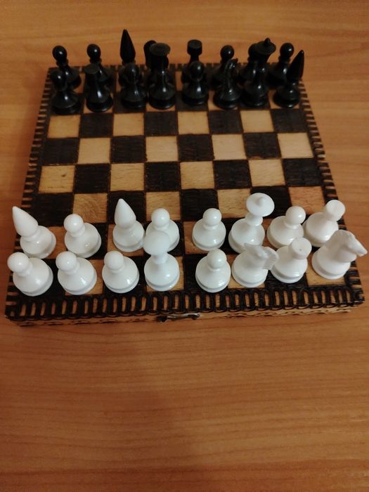 Шах, дървена кутуя