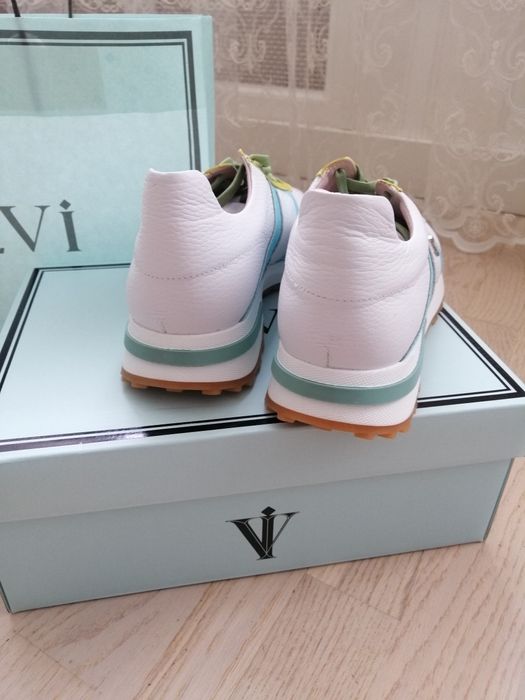 Кроссовки женские