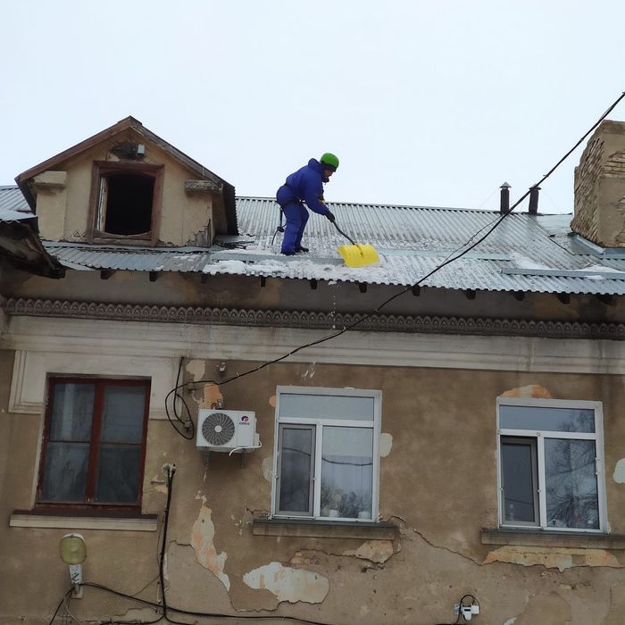 Чистка снега с крыш.