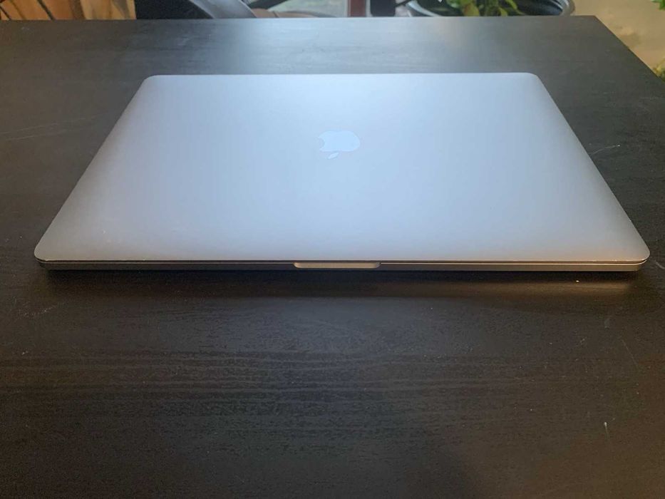 MacBook Pro 15 инча с нова батерия (само 1 цикъл на зареждане)