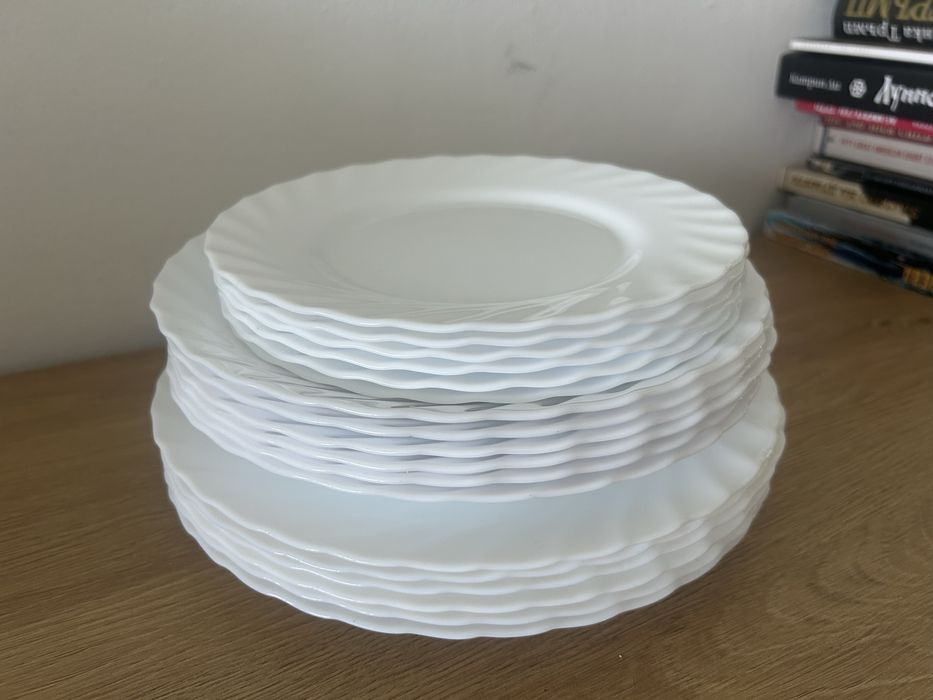 Сервиз от 18бр. Порцеланови чинии: три вида по 6 бр.