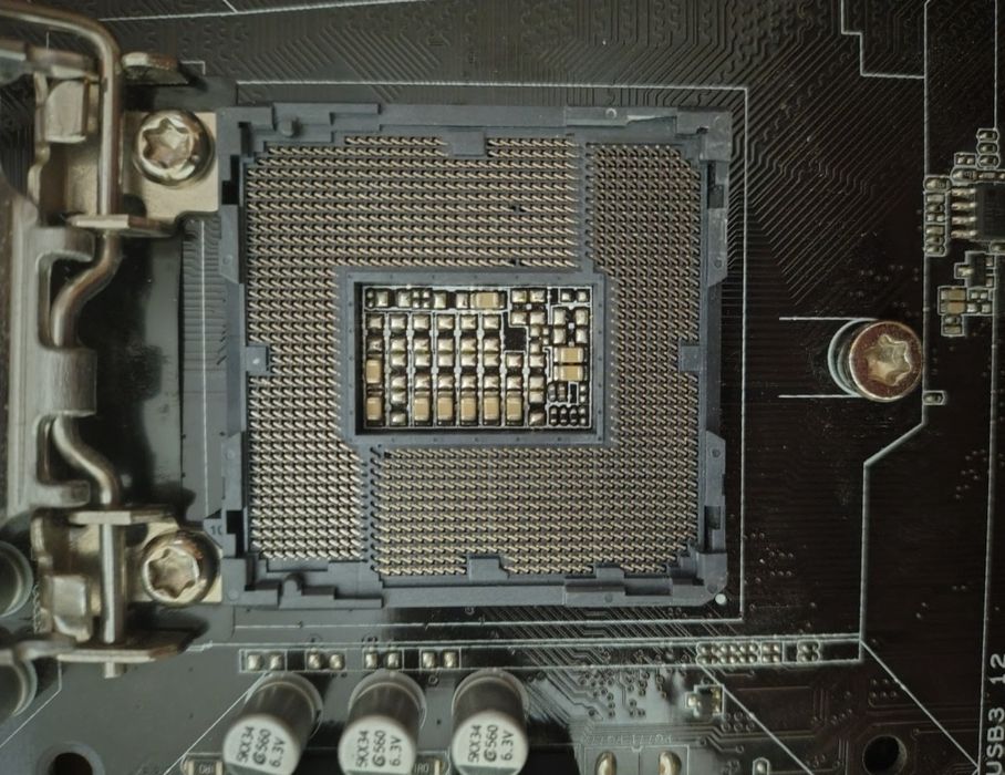 Placă de bază ASUS H110M-R defectă – pini îndoiți / posibil miros de a