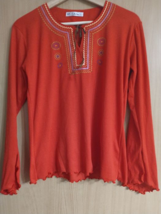 Bluza rosie cu motive tradiționale