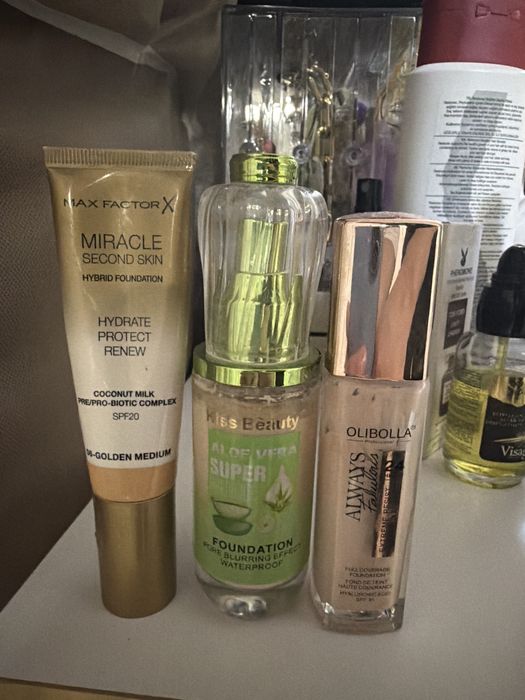 Комплект от 3 фон дьо тена - Max Factor, Olibolla, Kiss Beauty