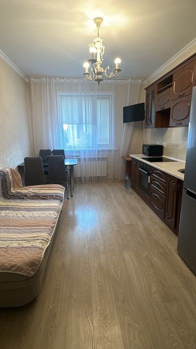 Стол и стулья кухонные