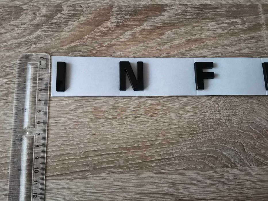 черен надпис емблема Инфинити Infiniti
