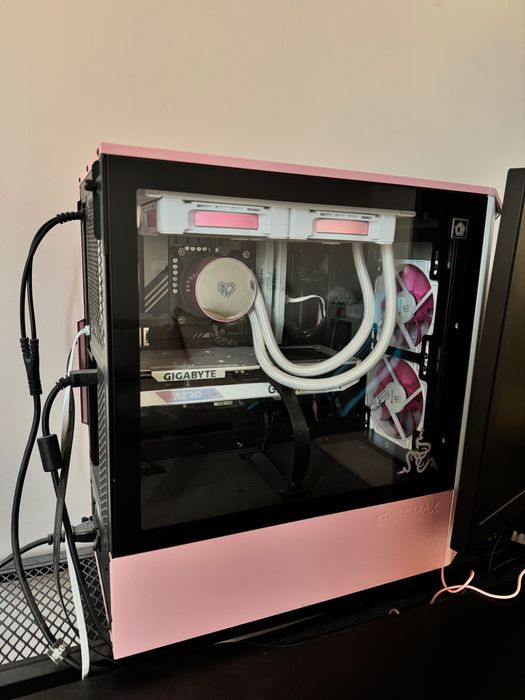 VAND/ SCHIMB PC Gaming White/Pink – RTX 4060, i5 13400F, 32GB DDR5, SSD 1TB (FULL SETUP ARGB)